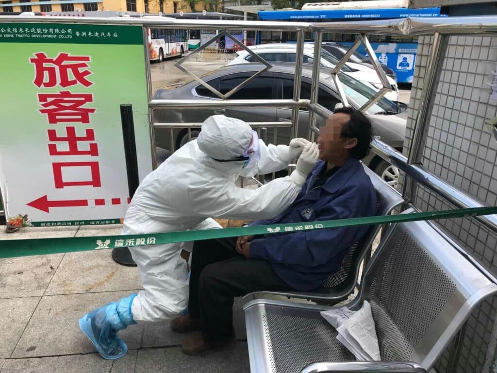 战疫一线——记我中心深入社区体温检测及核酸取样工作者