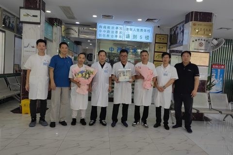 喜迎“中国医师节”丨香洲区卫健局李战鹰副局长一行慰问我中心医护人员