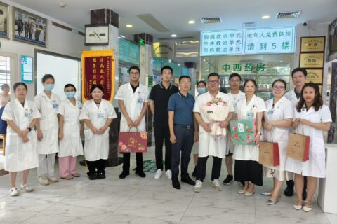 “中国医师节”丨香洲区卫健局罗勇委员一行慰问我中心医护人员